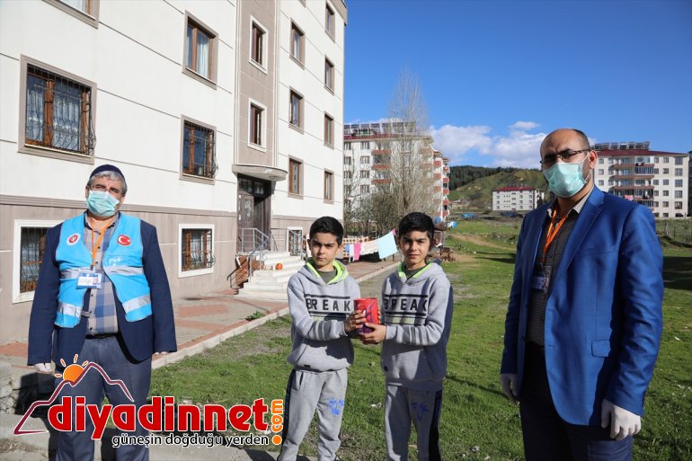 kumbaralarındaki ikizler, kampanyaya BİNGÖL Yetim parayı - bağışladı 2