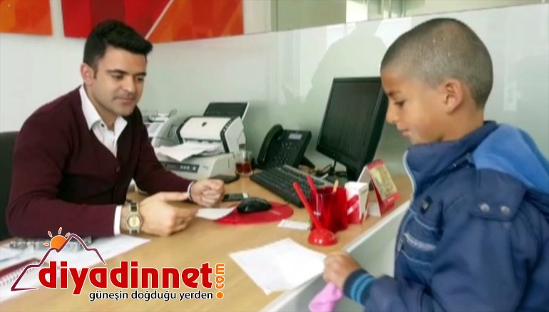 Erzurumlu 9 yaşındaki Devran Özmen, kumbarasındaki 29 lirayı "Biz Bize Yeteriz Türkiyem" kampanyasına bağışladı