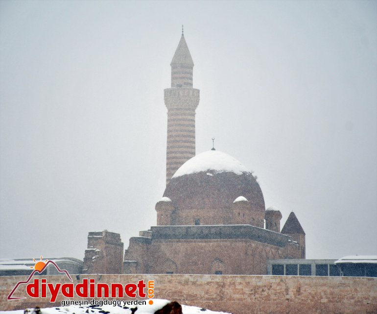 Tarihi İshak Paşa Sarayı nisanda beyaza büründü