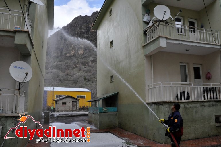 Çukurca'da cadde ve sokaklar dezenfekte ediliyor