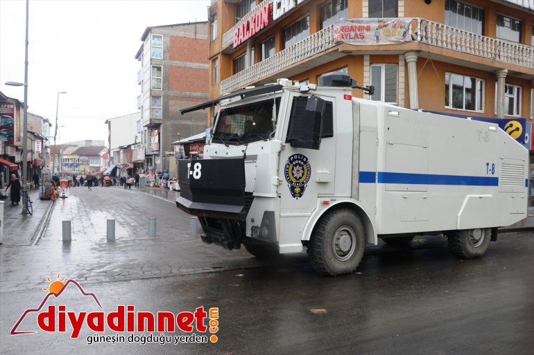 - Vatandaşlar,  caddeye kapatılan bariyerle sonra AĞRI ateşleri ölçüldükten alınıyor 2
