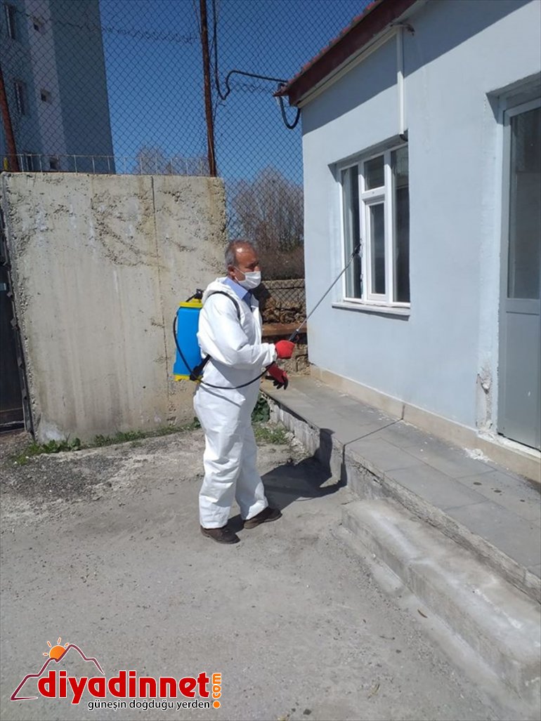 Güroymak'ta gönüllü gençler sağlık çalışanları için maske üretiyor