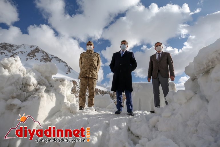 hayatını kaybettiği sürüyor Bahçesaray VAN Çığ yolunda 42 - nedeniyle mücadele kişinin karla 11