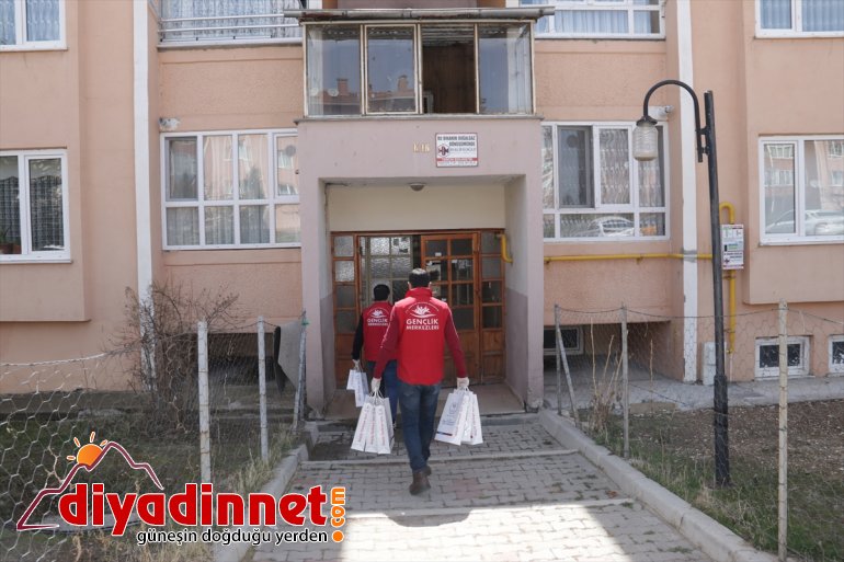 Gönüllü sokağa dağıttı kısıtlananlara - kitap VAN gençler, çıkmaları 3