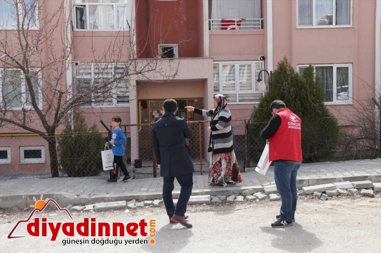 kitap - gençler, çıkmaları sokağa kısıtlananlara Gönüllü dağıttı VAN 8