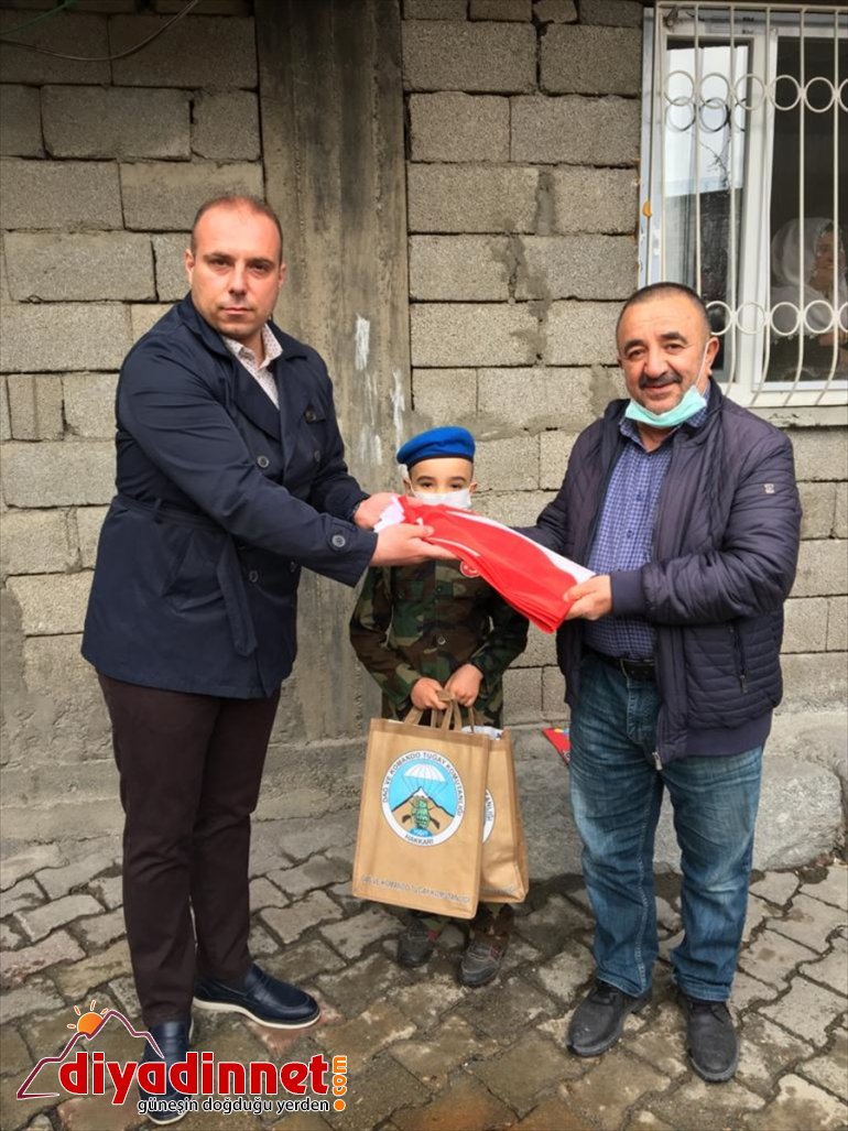  ezbere - okuyan hediye İstiklal HAKKARİ 10 çocuğa kıtasını Marşı