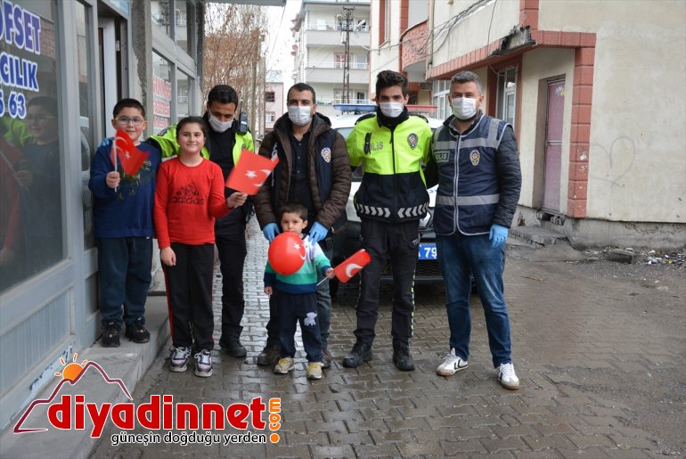 Türk balon bayrağı dağıttı polisler Patnos