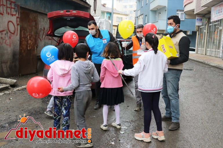 çocukları oyuncakla Derneği Ağrı sevindiriyor Vefa ile Beşir grubu 7