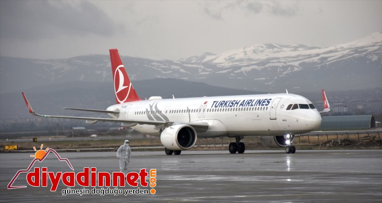 Suudi Arabistan'dan getirilen vatandaşların "Türk bayraklı" coşkusu