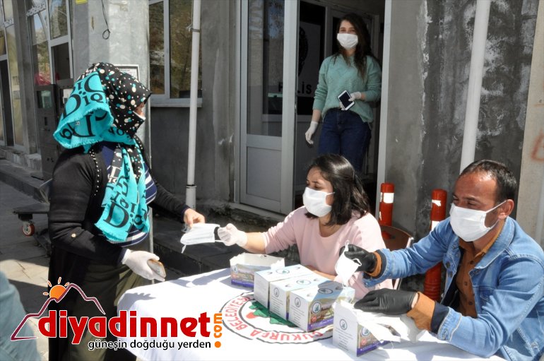 Çukurca'da vatandaşlara ücretsiz maske dağıtıldı