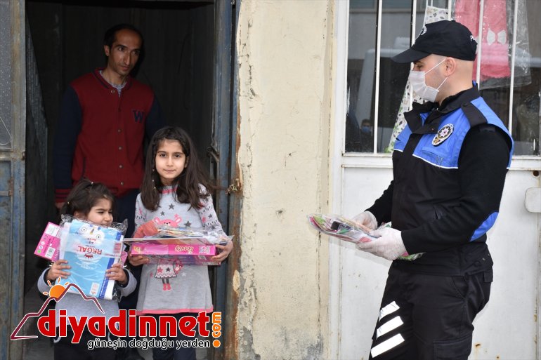 hediye polisi Hakkari bayramlarını dağıtarak çocuklara kutladı 6