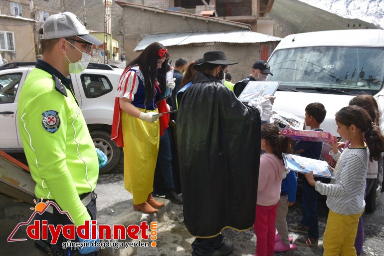 polisi kutladı hediye Hakkari dağıtarak çocuklara bayramlarını 8