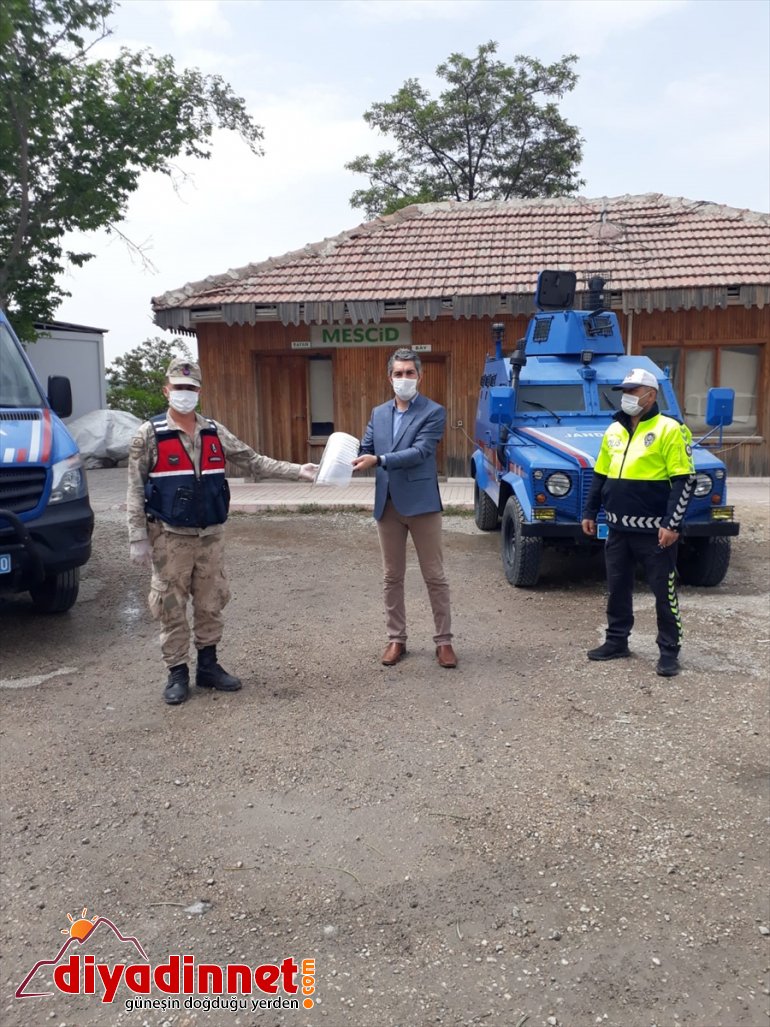 Kale'de koronavirüse karşı yüz siperliği dağıtıldı