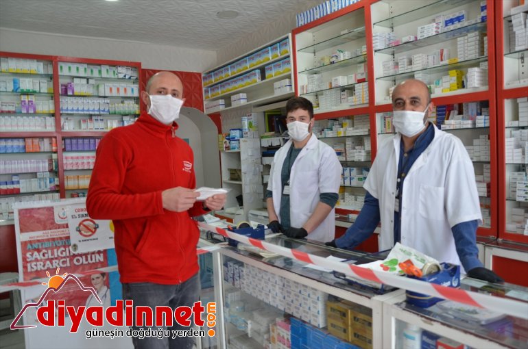 Muş'ta eczaneler ücretsiz maske dağıtımına başladı