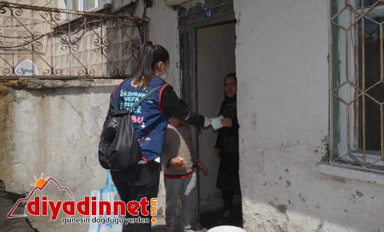 ERZURUM Grubu ev maske gezerek dağıtıyor Vefa ev - görevlileri 3
