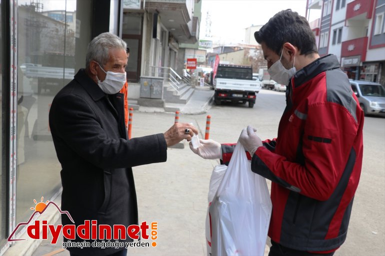Türk Kızılay Ağrı'da maske ve dezenfektan dağıttı