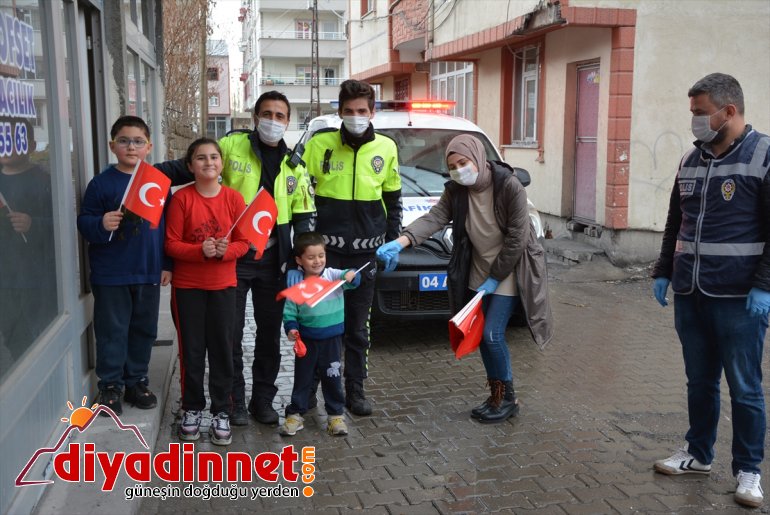 Patnos'ta polisler çocuklara Türk bayrağı ve balon dağıttı