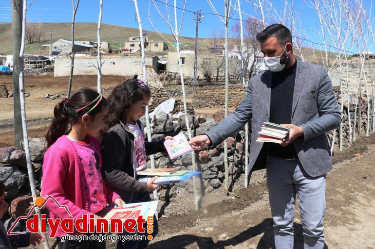 kitap karlı köy götürüyorlar dağların çocuklarına eteklerindeki Ağrı