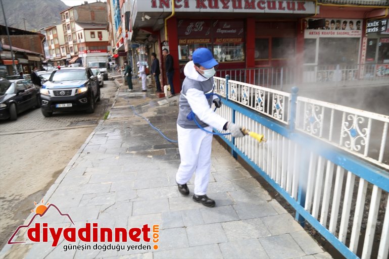 Erzurum Büyükşehir Belediyesi Oltu ilçesinde dezenfekte çalışması yaptı