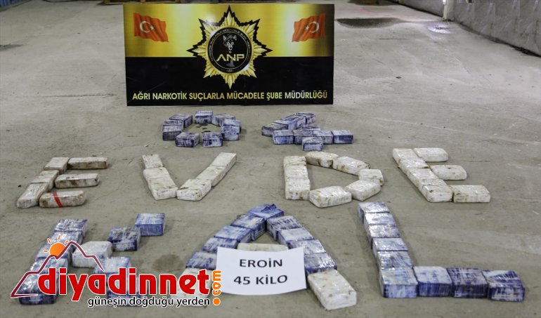 Uyuşturucu paketleriyle "Evde kal" yazarak koronavirüs tedbirlerine dikkati çektiler