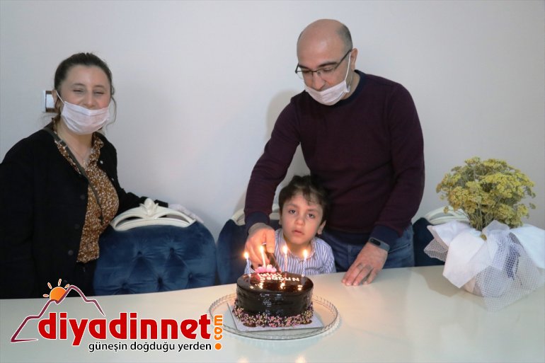 Ağrı'da 23 Nisan doğumlu çocuklara yaş günü sürprizi