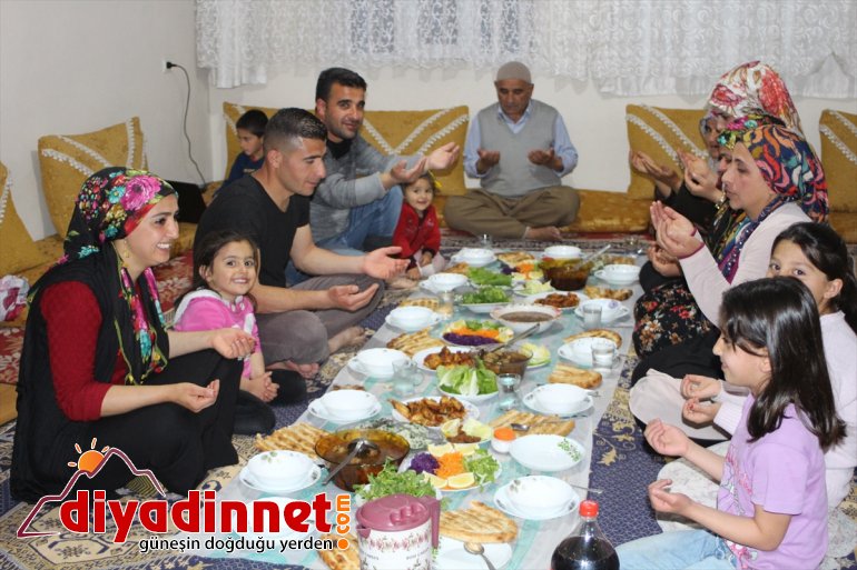 Türkiye'de ilk iftar Hakkari'de yapıldı
