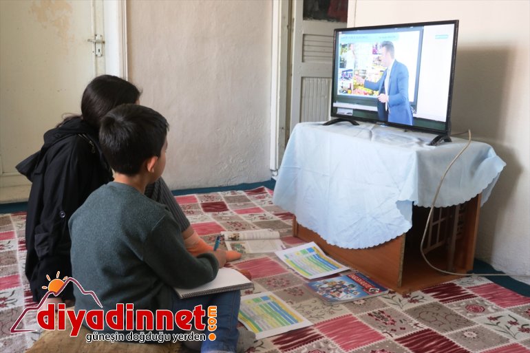 artık edilen evlerinden EBA TV hediye izleyecek Ağrılı kardeşler yayınlarını televizyonla 1