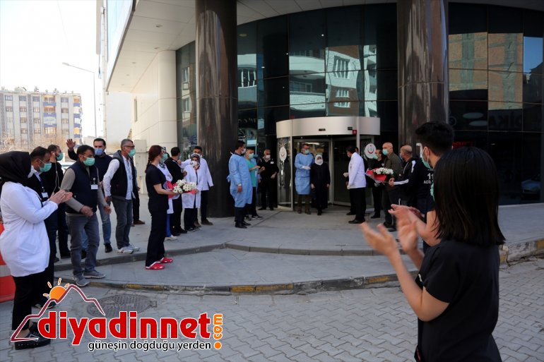 Van'da Kovid-19 tedavisi tamamlanan 2 kişi alkışlarla taburcu edildi