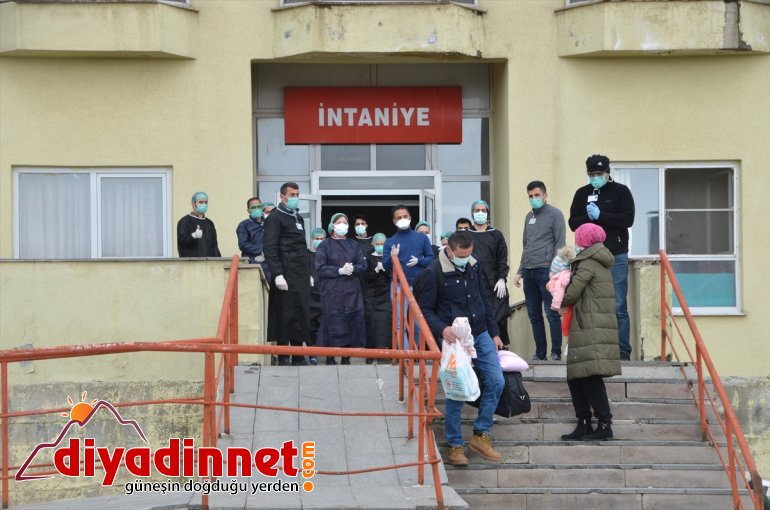 HAKKARİ edildi Kovid-19 - kişilik tamamlanan tedavisi taburcu aile 3 alkışlarla 2