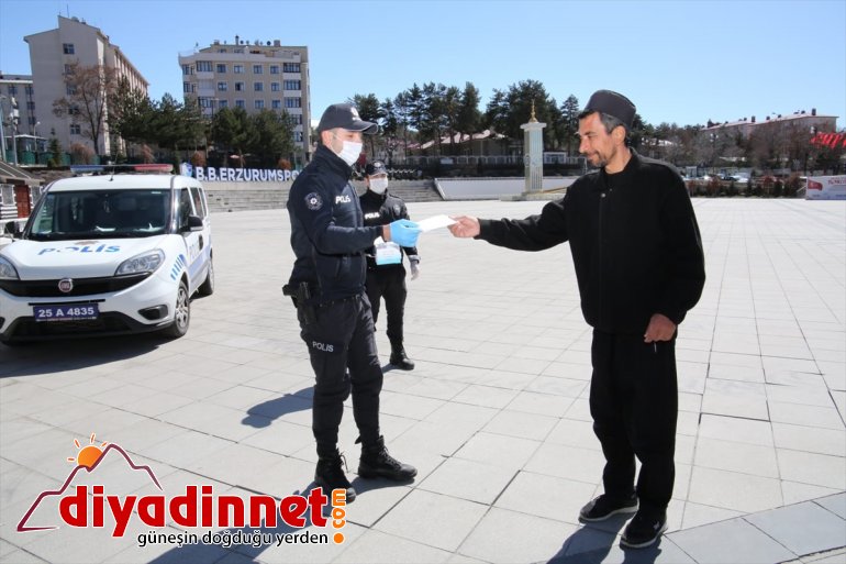 Erzurum'da polis ekipleri vatandaşlara maske dağıttı