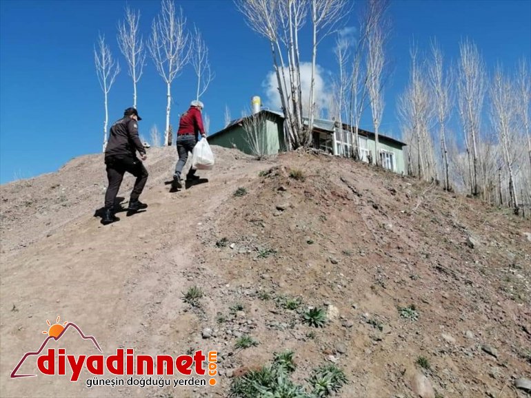 Özalp'ta Vefa Sosyal Destek Grubu ekipleri vatandaşlara ekmek dağıttı