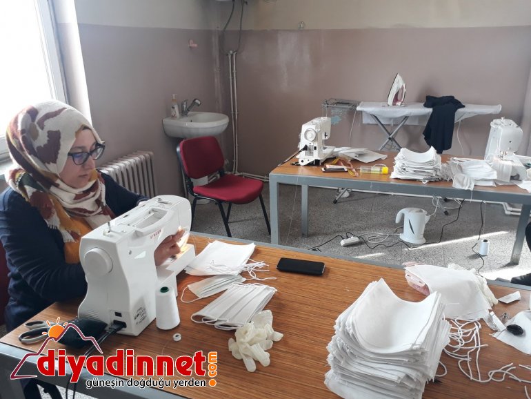 Eleşkirt te halk eğitim merkezinde usta öğreticiler maske üretiyor2