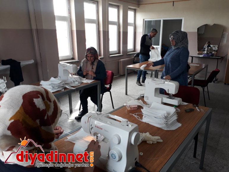 Eleşkirt te halk eğitim merkezinde usta öğreticiler maske üretiyor3