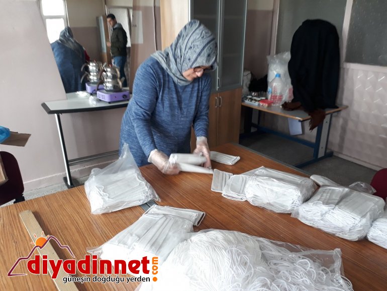 Eleşkirt te halk eğitim merkezinde usta öğreticiler maske üretiyor4