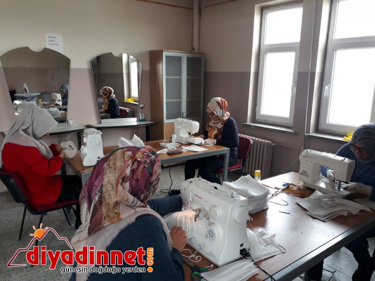 Eleşkirt’te halk eğitim merkezinde usta öğreticiler maske üretiyor