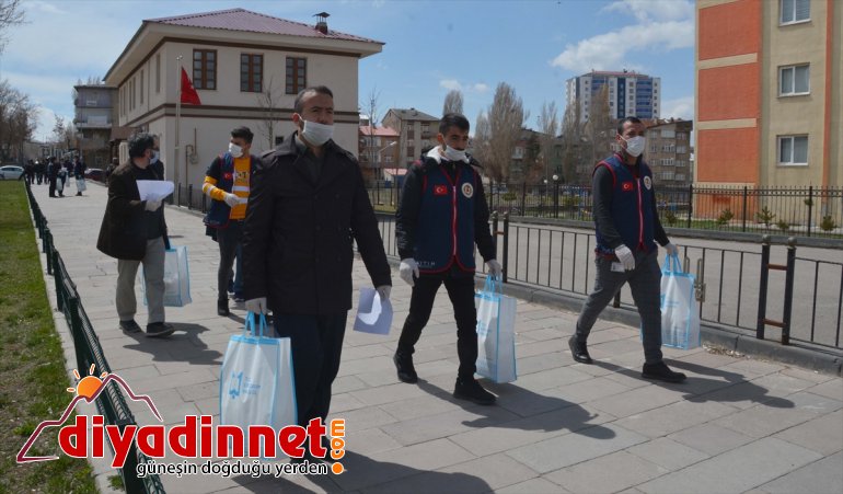 maske Grubu ev ERZURUM görevlileri dağıtıyor gezerek - ev Vefa 7