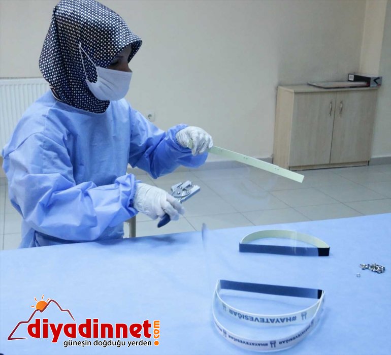 Erzurum Büyükşehir Belediyesinden Kovid-19 ile mücadeleye siperlikli maske desteği