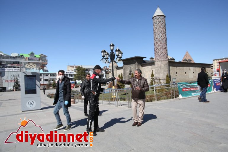 vatandaşlara maske dağıttı polis ekipleri Erzurum