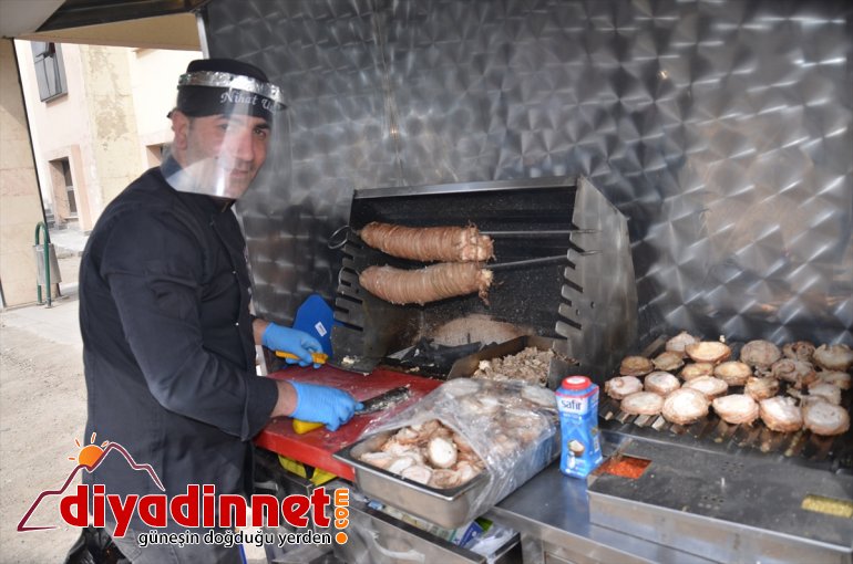 Karslı esnaftan sağlık çalışanlarına kokoreçli teşekkür