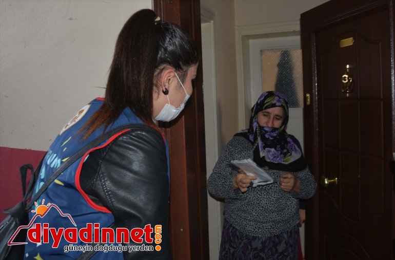 Erzurum'da 'Vefa Grubu' görevlileri ev ev gezerek maske dağıtıyor