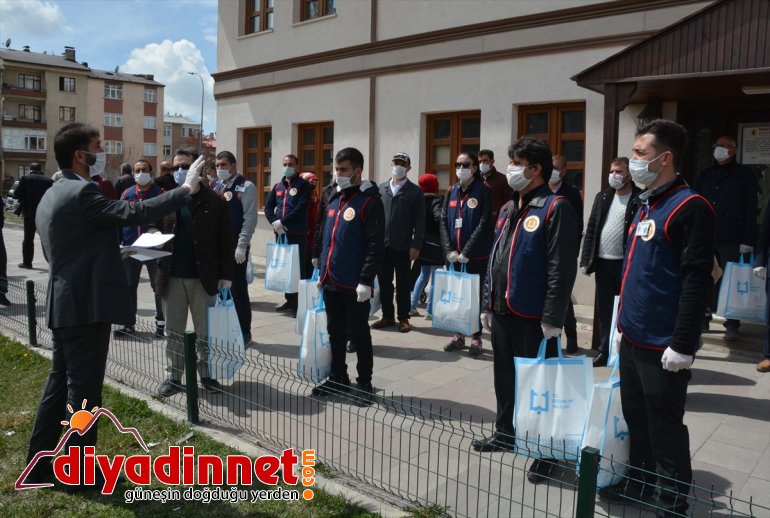ev görevlileri - maske dağıtıyor ev ERZURUM Grubu gezerek Vefa 10