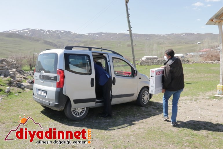 Van'da evleri yanan kardeşlere derslerini izleyebilmeleri için televizyon hediye edildi