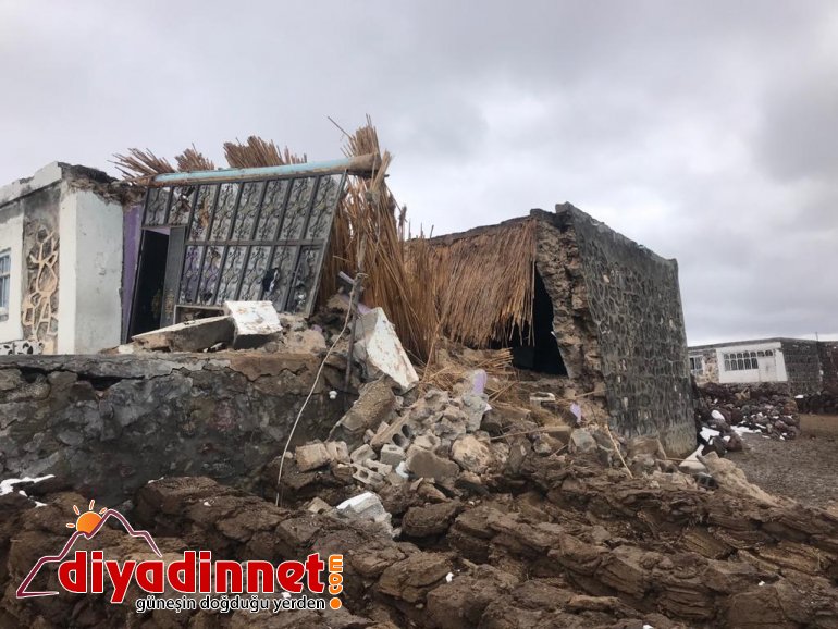 Evleri yıkılan aile yetkililerden yardım bekliyor