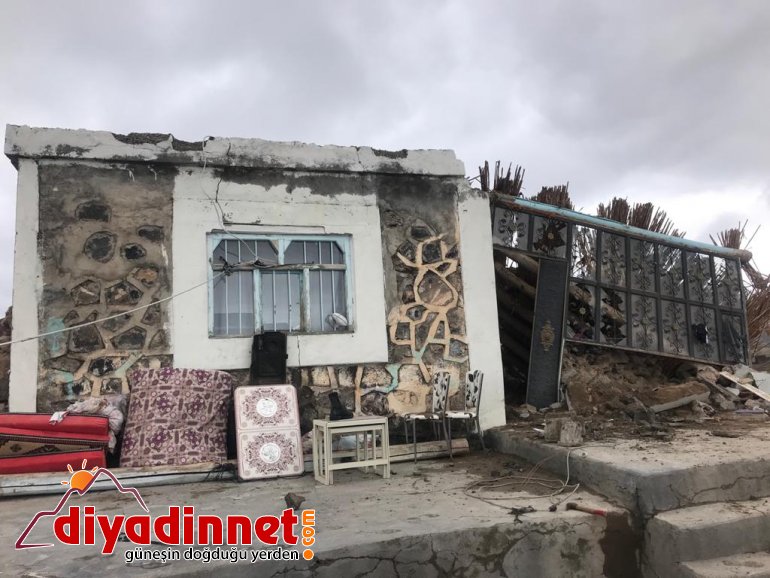 Evleri yıkılan aile yetkililerden yardım bekliyor3