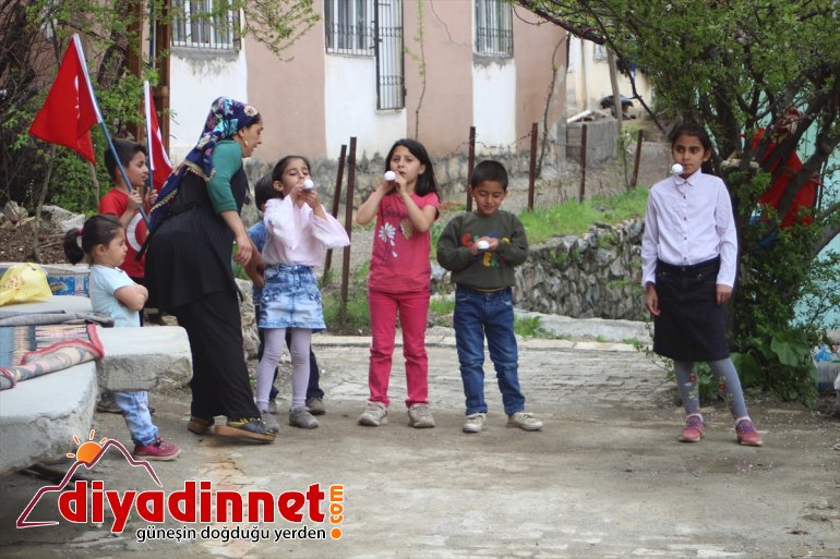 23 evlerini süsleyerek kutladı çocuklar Hakkarili Nisan