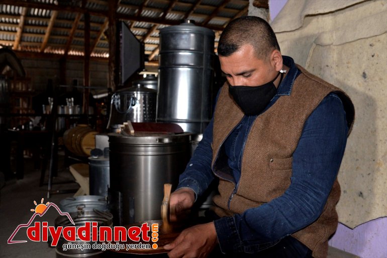 Muşlu bakır ustası, Sağlık Bakanı Koca'nın fotoğrafını tepsiye işledi