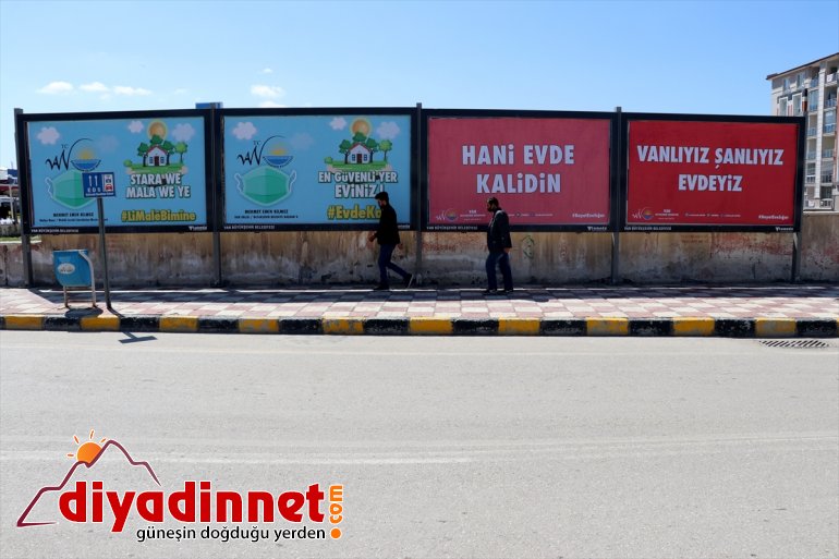 İlan panolarındaki "Nelet gele böyle koronavirüse" ve benzeri mesajlarla Kovid-19'a karşı duyarlılık geliştiriyorlar