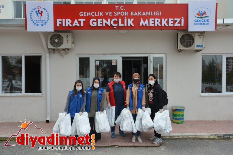 Malatya'da gönüllü gençlerden çocuklara 23 Nisan hediyesi