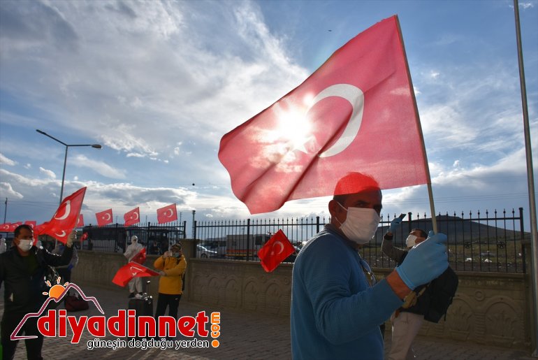 Malta'dan Kars'a getirilen vatandaşlar "Ölürüm Türkiyem" şarkısıyla karşılandı