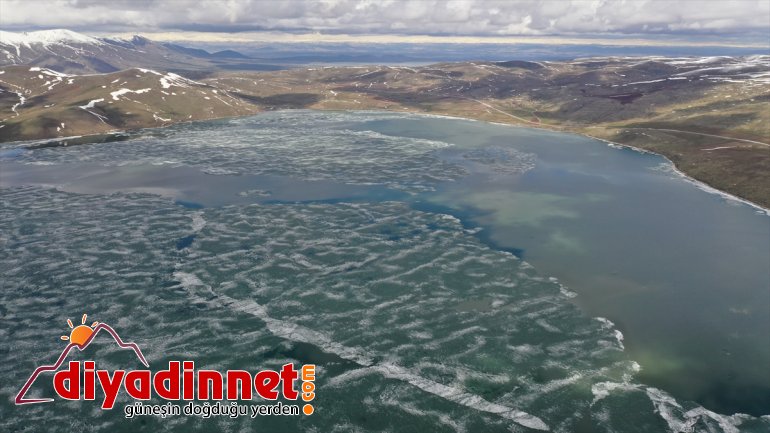 Buzları çözülen Nazik Gölü'nde güzel görüntüler oluştu